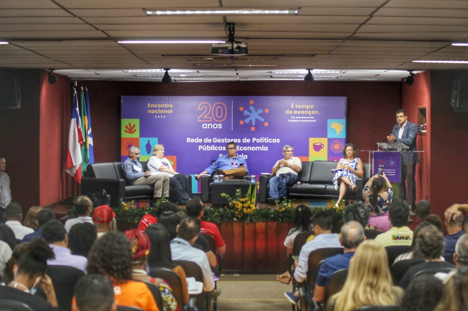 Encontro nacional em comemorao aos 20 anos da Rede de Economia Solidria rene gestores e autoridades