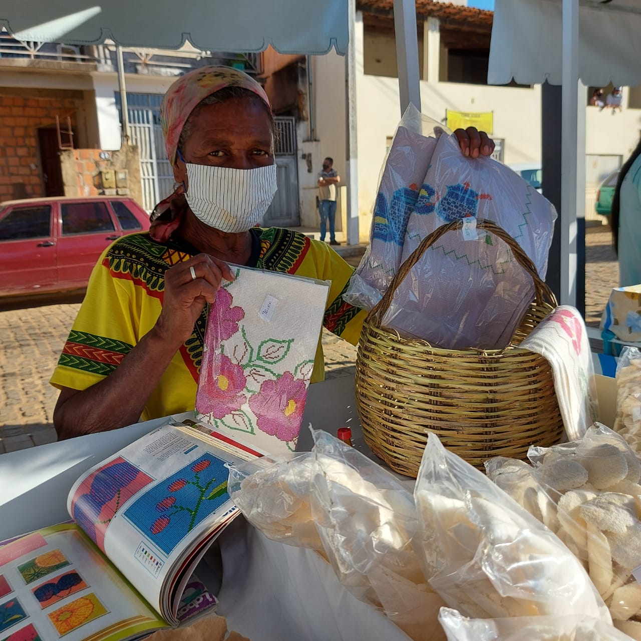 Empreendimentos assessorados pelo Cesol participam da Feira da Agricultura Familiar no município de Caetité 
