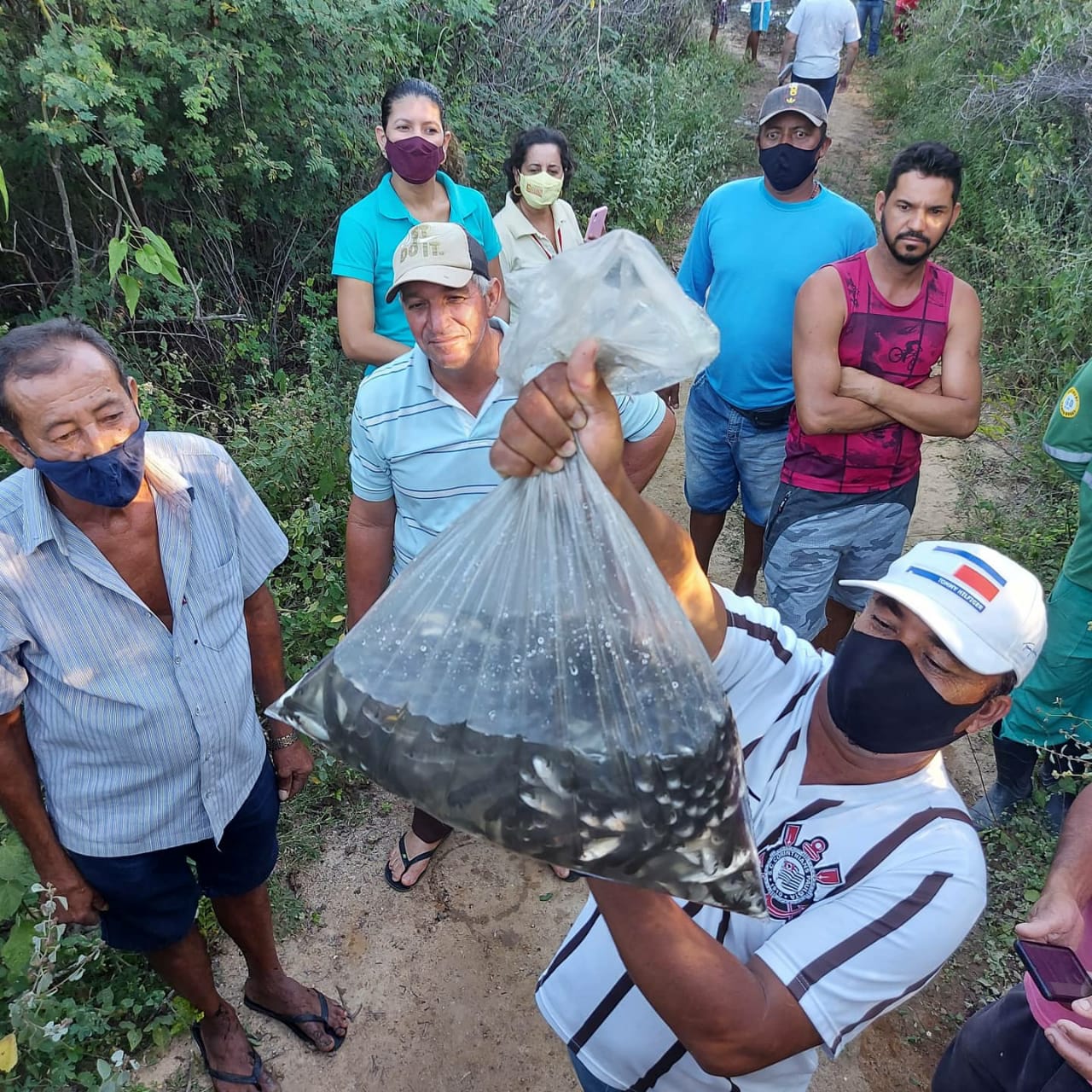 Cesol Serto Produtivo intermediou a entrega de 60 mil alevinos para a Associao dos Pescadores do Estreito no municpio de Urandi 