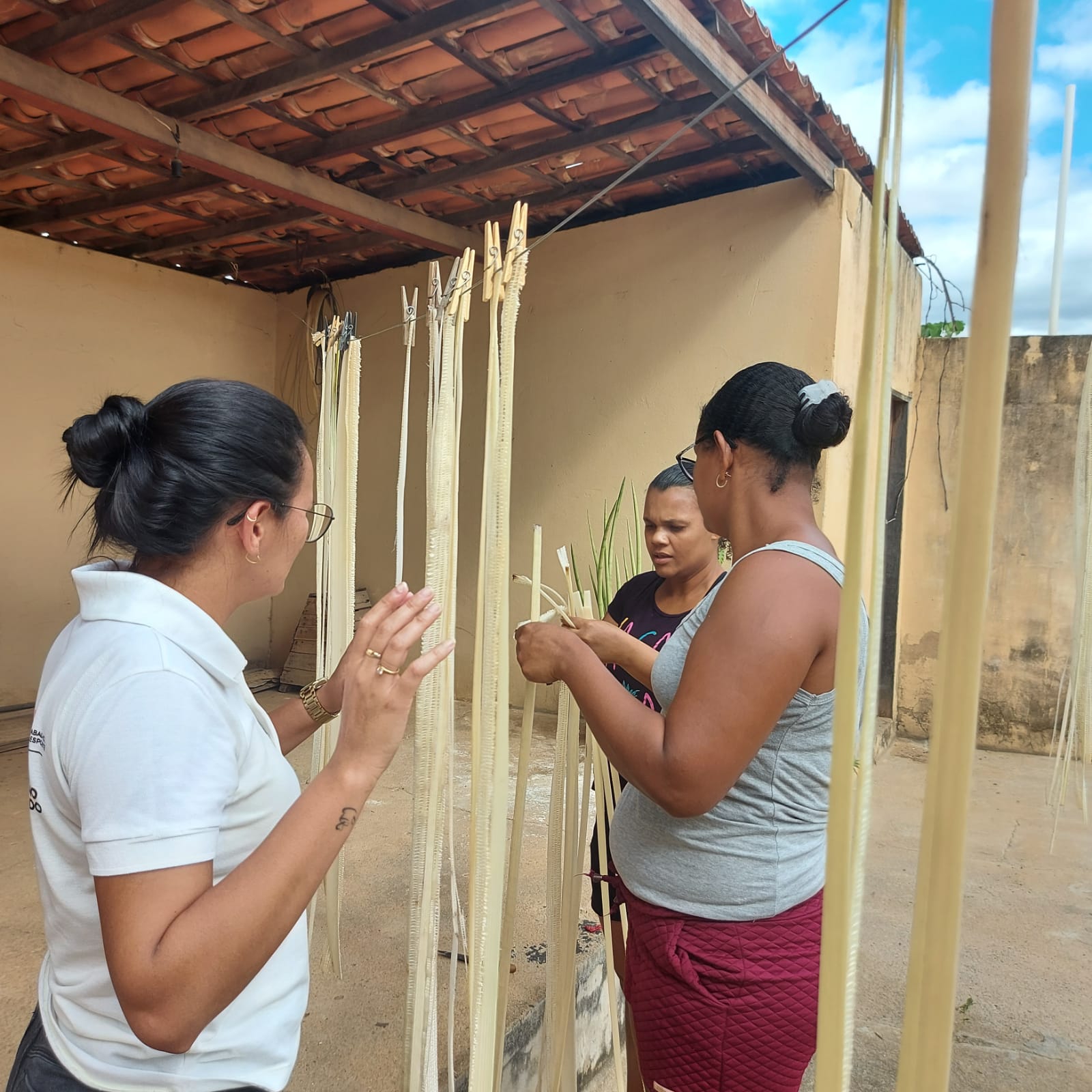 Curso de Artesanato com Fibra de Bananeira intermediado pelo Cesol Serto Produtivo beneficiar mulheres de associao 