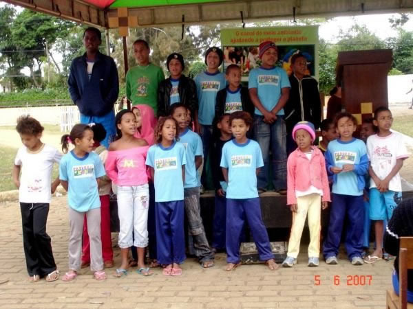 Semana do meio ambiente alunos do IDSB no Poo Escuro 